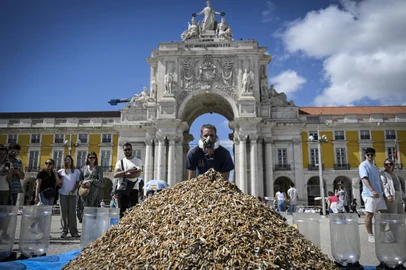 German environmental activist, Andreas Noe, 34 years old, poses with a pile of cigarette butts, collected in one week, at Comercio square in Lisbon on April 23, 2023. - Environmental activists gathered in one week around 650,000 cigarette butts and piled them up today in a square in central Lisbon to raise awerness against this type of pollution. (Photo by PATRICIA DE MELO MOREIRA / AFP)Editoria: FINLocal: LisbonIndexador: PATRICIA DE MELO MOREIRASecao: wasteFonte: AFPFotógrafo: STR<!-- NICAID(15410526) -->