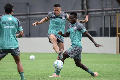 Gabriel Tadiotto / EC Juventude/Divulgação Juventude encerra preparação para enfrentar a Tuna Luso com treino no CT do Remo, em Belém do Pará. Na foto: meio-campistas Mandaca e Iba Ly.<!-- NICAID(16242905) -->