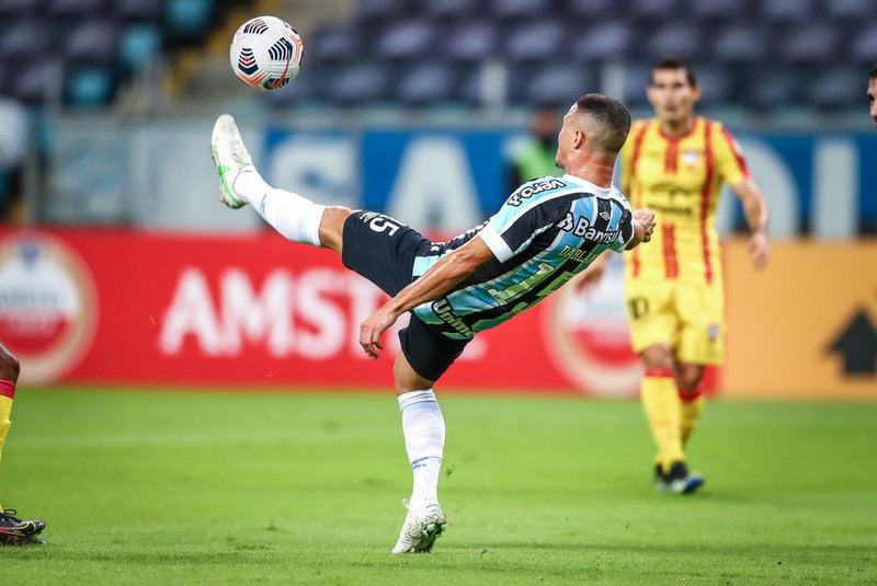 Tiago Nunes destaca polivalência de Darlan no Grêmio: Não quero limitá-lo