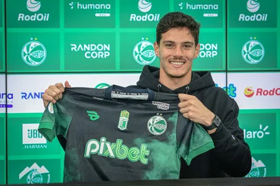 O Juventude confirmou, na tarde desta quarta-feira (13), a renovação de contrato do jovem goleiro Lucas Wingert, 23 anos. O atleta, que foi anunciado ainda 2022, estendeu seu vínculo com o Verdão até o final de abril de 2025. Atualmente, Lucas é o titular da equipe de transição, classificada para as quartas de final da Copa Rei Pelé.<!-- NICAID(15539890) -->
