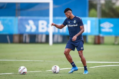 RS - FUTEBOL/ TREINO GREMIO 2022 - ESPORTES - Jogadores do Gremio realizam treino tÃ©cnico durante a manha desta sexta-feira, no CT Luiz Carvalho, na preparaÃ§Ã£o para a partida valida pelo Campeonato Brasileiro 2022. FOTO: LUCAS UEBEL/GREMIO FBPANa foto: zagueiro Rodrigues, do Grêmio<!-- NICAID(15064406) -->