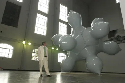 #Máquina: D1-5020855quarta bienal do mercosu-saint clair cemin,artista homenageado pela vienal com a sua obra no gasometro<!-- NICAID(1491841) -->