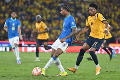 Brazil's defender #03 Alexsandro Ribeiro and Ecuador's forward #11 Kevin Rodriguez fight for the ball during the 2026 FIFA World Cup South American qualifiers football match between Ecuador and Brazil at the Monumental Banco Pichincha stadium in Guayaquil, province of Guayas, Ecuador on June 5, 2025. (Photo by MARCOS PIN / AFP)Editoria: SPOLocal: GuayaquilIndexador: MARCOS PINSecao: soccerFonte: AFPFotógrafo: STR<!-- NICAID(16053720) -->