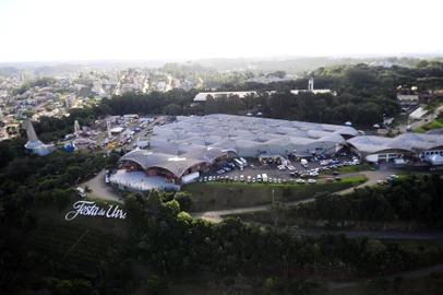 CAXIAS DO SUL, RS, BRASIL, 20/02/2024. 34ª Festa Nacional da Uva no Parque Mário Bernardino Ramos (Pavilhões da Festa da Uva). Passeio de helicóptero. Vistas aéreas de Caxias do Sul. (Porthus Junior/Agência RBS)<!-- NICAID(15685743) -->