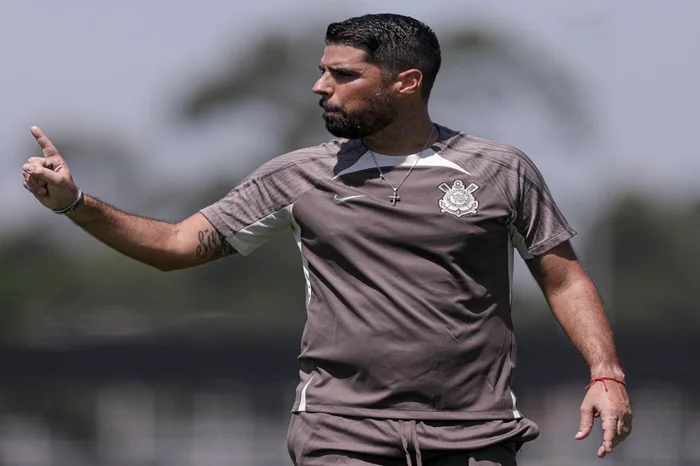 António Oliveira assumiu o comando técnico do Corinthians e ajustou a equipe.