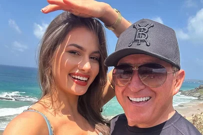 Amado Batista, de 74 anos, e Calita Franciele, de 23, oficializaram o casamento na última quinta-feira (13.03.2025)<!-- NICAID(15996291) -->