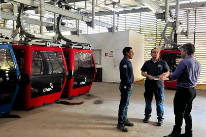 Representantes da Connect Global, empresa responsável pelos estudos de viabilidade do teleférico ligando a Casa de Pedra ao parque da Festa da Uva, em Caxias, realizaram uma visita técnica ao sistema existente no Parque Metropolitano de Santiago, no Chile.<!-- NICAID(16244691) -->