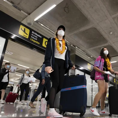 Tourists arrive at Son Sant Joan airport in Palma de Mallorca on June 28, 2021. - British holidaymakers heading to the Balearic Islands will need to show a negative PCR test or proof of vaccination due to a rise in UK Covid infections, Spain said, reversing a free-entry policy. (Photo by JAIME REINA / AFP)Editoria: HTHLocal: PALMA DE MALLORCAIndexador: JAIME REINASecao: epidemic and plagueFonte: AFPFotógrafo: STR<!-- NICAID(14819823) -->
