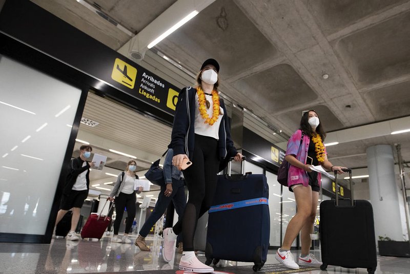 Tourists arrive at Son Sant Joan airport in Palma de Mallorca on June 28, 2021. - British holidaymakers heading to the Balearic Islands will need to show a negative PCR test or proof of vaccination due to a rise in UK Covid infections, Spain said, reversing a free-entry policy. (Photo by JAIME REINA / AFP)Editoria: HTHLocal: PALMA DE MALLORCAIndexador: JAIME REINASecao: epidemic and plagueFonte: AFPFotógrafo: STR<!-- NICAID(14819823) -->