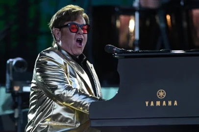 775967125British legendary singer Elton John performs on the Pyramid Stage on day 5 of the Glastonbury festival in the village of Pilton in Somerset, southwest England, on June 25, 2023. Elton John closes out Britain's legendary Glastonbury Festival on Sunday in what has been billed as his final UK performance. The 76-year-old pop superstar is winding down a glittering live career with a global farewell tour, having played his last concerts in the United States in May ahead of a final gig in Stockholm on July 8. (Photo by Oli SCARFF / AFP)Editoria: ACELocal: PiltonIndexador: OLI SCARFFSecao: musicFonte: AFPFotógrafo: STF<!-- NICAID(15466118) -->