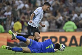 Gremio's forward Uruguayan Luis Suarez (L) dribbles past Fluminense's goalkeeper Fabio before scoring a goal during the Brazilian Championship football match between Fluminense and Gremio at the Maracana Stadium in Rio de Janeiro, Brazil, on December 6, 2023. (Photo by MAURO PIMENTEL / AFP)Editoria: SPOLocal: Rio de JaneiroIndexador: MAURO PIMENTELSecao: soccerFonte: AFPFotógrafo: STF<!-- NICAID(15618790) -->
