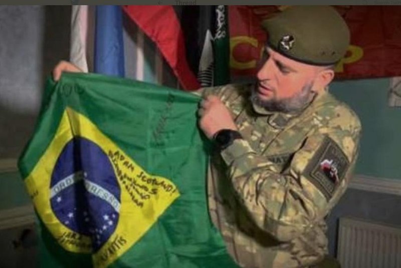 Bandeira brasileira na mão de combatente checheno, que luta pelo lado da Rússia na guerra da Ucrânia<!-- NICAID(15139427) -->