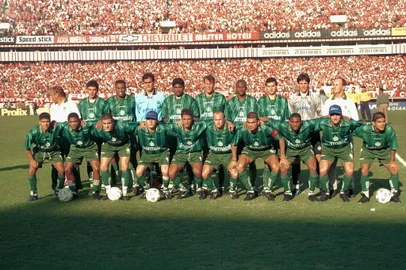 Campeonato Gaúcho 1998 Internacional x JuventudeJuventude campeão do Gauchão 98 - fotos de ARQUIVO 07/06/1998Na foto, os jogadores do Ju posam para o poster oficial.contato: 37724 (pasta da final  Gauchão 98)<!-- NICAID(2795586) -->