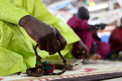 PASSO FUNDO, RS, BRASIL - Seneganeles celebram grande festa típica de seu país em Passo Fundo.Todos os anos, a cidade senegalesa de Touba, considerada santa, recebe milhões de fiéis para a celebração do Grand Magal de Touba – um dia sagrado para a religião muçulmana – traduzido como Grande Festa de Touba.É a principal peregrinação religiosa do Senegal, comemorada no mundo inteiro no dia 18 do mês lunar de Safar. Os senegaleses seguem a ideologia do líder Cheikh Ahmadou Bamba, exilado por período de sete anos por perseguição à crença. Durante o dia, os senegaleses leram o Alcorão, fizeram apresentações culturais e cantaram poemas do Líder Religioso.Indexador:                                 <!-- NICAID(11859961) -->