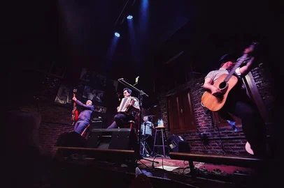 Depois de levar a magia dos quatro fabulosos de Liverpool e de outros artistas ao som da gaita para oito estados brasileiros e para Inglaterra, o The Beatles no Acordeon estreia no lendário palco do Bar do Joe, em Garibaldi (RS). O show ocorre nesta quinta-feira (8) e marca a série de apresentações em comemoração pelos 10 dez anos do projeto liderado pelo gaiteiro Diego Dias, também conhecido por integrar a banda Vera Loca.<!-- NICAID(15832012) -->