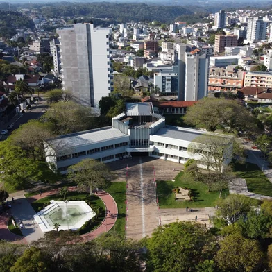 FARROUPILHA, RS, BRASIL, 11/10/2020. Foto aérea do centro administrativo de Farroupilha. Prefeitura de farroupilha deve receber melhorias na administração do prefeito Fabiano Feltrin. (Porthus Junior/Agência RBS)<!-- NICAID(14757871) -->