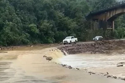 Trecho da RS-437, entre Vila Flores e Antônio Prado, é bloqueado após rio invadir pista <!-- NICAID(15790267) -->