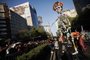 People take part in the Day of the Dead Parade in Mexico City, on November 4, 2023. (Photo by Rodrigo Oropeza / AFP)Editoria: ACELocal: Mexico CityIndexador: RODRIGO OROPEZASecao: customs and traditionFonte: AFPFotógrafo: STR<!-- NICAID(15588464) -->