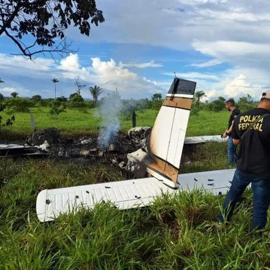 Bimotor Embraer 810 Sêneca fez pouso forçado num campo em Mato Grosso e foi destruído pelos tripulantes
