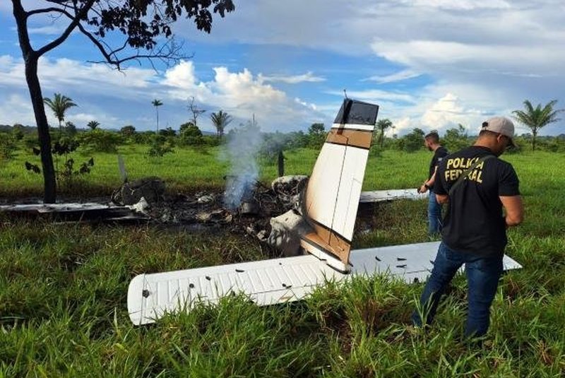 Bimotor Embraer 810 Sêneca fez pouso forçado num campo em Mato Grosso e foi destruído pelos tripulantes
