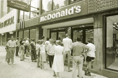 Inauguração de uma loja fast-food Mc Donald's na Praça da Alfândega, a primeira da rede em Porto Alegre.<!-- NICAID(1940216) -->