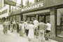 Inauguração de uma loja fast-food Mc Donald's na Praça da Alfândega, a primeira da rede em Porto Alegre.<!-- NICAID(1940216) -->