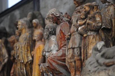 CAXIAS DO SUL, RS, BRASIL, 05/05/2022. O restaurador Andre Ricardo Schiavo e o comerciante Elton Luiz Pereira são guardiões de um acervo histórico de esculturas, grande parte delas provenientes do extinto Atelier Zambelli. (Bruno Todeschini/Agência RBS)<!-- NICAID(15088088) -->