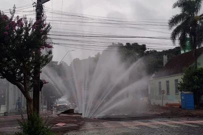 Tubulação rompe durante obras na Borges de Medeiros; área Central de Caxias deve ficar sem água <!-- NICAID(15976172) -->