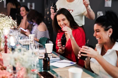 PORTO ALEGRE, RS, BRASIL, 27-11-2025: Clubes de experiências em Porto Alegre têm criado comunidades de mulheres fora do ambiente virtual para realizar atividades presenciais, criar conexões e relaxar. No encontro, as participantes produziram velas aromáticas. Foto: Renan Mattos / Agência RBS<!-- NICAID(16176554) -->