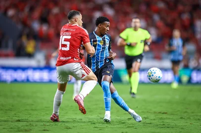 Grenal 452RS - FUTEBOL/CAMPEONATO BRASILEIRO 2026 /GRENAL 452 - ESPORTES - Lance da partida entre Gremio e Internacional disputada na noite deste sabado, no EstÃ¡dio Beira-Rio, em partida valida pelo Campeonato Brasileiro 2026. FOTO: LUCAS UEBEL/GREMIO FBPAEditoria: SPOLocal: Porto AlegreIndexador: Lucas UebelSecao: futebolFonte: Gremio.netFotógrafo: Grenal 452<!-- NICAID(16344502) -->