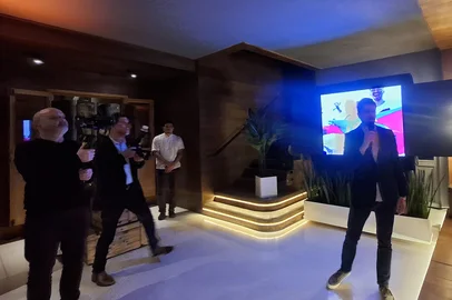 Buscando reforçar a presença e a conexão com a Serra, o Grupo RBS apresenta, na noite desta quarta-feira (4), uma nova frente de atuação na Região das Hortênsias. Esse movimento integra um projeto estratégico da empresa, que incluiu a valorização de comunidades e mercados do interior.Um evento institucional em Gramado, paralelo à Gramado Summit (conferência da qual a RBS é parceira de mídia estratégica), dá início a essa operação. Na presença de autoridades, representantes de grandes marcas e agências parceiras da RBS e vozes influenciadoras do mercado, comunicaremos a estruturação de um novo “cluster” que atuará presencialmente na região, a partir desta cidade serrana, com atendimento comercial e time de jornalismo produzindo conteúdo multimídia local.— Esse investimento está em linha com a nossa missão e o nosso desejo, de todos os dias, promover consensos e convergências para, juntos, somarmos esforços na construção de um Estado ainda melhor para todos — afirma o diretor de mercado da RBS, Leonardo Persigo.<!-- NICAID(16052747) -->