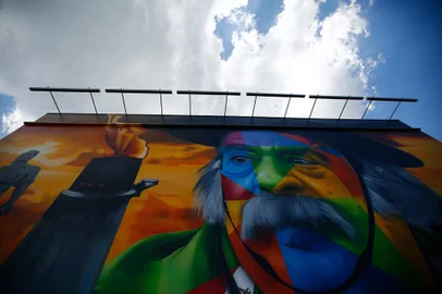 Porto Alegre, RS, Brasil, 25/01/2023 - Foi finalizado o painel do artista Kobra, inspirado em Paixão Cortes, no 4o distrito. - Foto: Jonathan Heckler/Agência RBS<!-- NICAID(15330846) -->