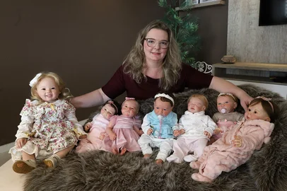 CAXIAS DO SUL, RS, BRASIL. 19.05.2021. Claudia Maccagnan é uma caxiense, que há 17 anos trabalha com confecção de bebês reborn, sendo pioneira na região. Ela mostrou como é o trabalho e sobre toda a polêmica que o assunto está gerando. (Ulisses Castro / Agência RBS).<!-- NICAID(16042295) -->