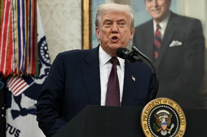 US President Donald Trump speaks in the Oval Office of the White House in Washington, DC, on August 6, 2025 to announce that Apple will invest an additional $100 billion in the United States, taking its total pledge to $600 billion over the next four years. (Photo by Brendan SMIALOWSKI / AFP)<!-- NICAID(16095998) -->