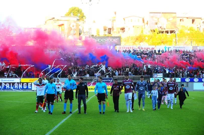 Caxias x Portuguesa-RJ, jogo de ida das quartas de final da série D do Campeonato Brasileiro, realizado no estádio Centenário. Jogo que vale vaga para série C de 2024. (Porthus Junior/Agência RBS)<!-- NICAID(15523217) -->