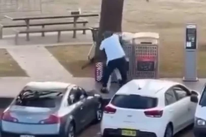 Homem desarma atirador na Australia<!-- NICAID(16186389) -->