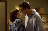 Renato (João Vicente de Castro) e Solange (Alice Wegmann) têm sua primeira noite juntos<!-- NICAID(16062863) -->