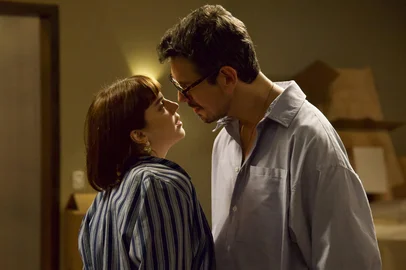 Renato (João Vicente de Castro) e Solange (Alice Wegmann) têm sua primeira noite juntos<!-- NICAID(16062863) -->