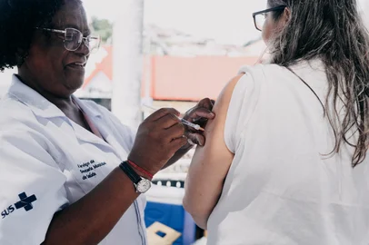 WILL GONCALVES / Prefeitura de Nova Lima Imunização contra a dengue em Nova Lima (MG), em 17 de janeiro de 2026. Uma das três cidades que recebeu imunizante do Butantan<!-- NICAID(16302895) -->
