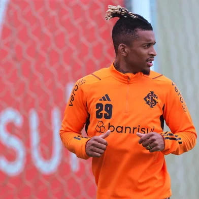 Dalbert, lateral do Inter em treino no CT Parque Gigante. Ricardo Duarte / Inter / DivulgaçãoIndexador: ricardo duarte<!-- NICAID(15567722) -->