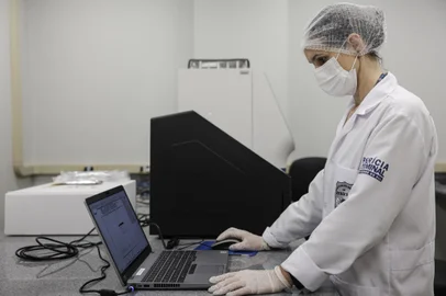 Porto Alegre, RS, Brasil, 25-09-2024: Equipamento RapidHit para analise de perfis de DNA no IGP. Banco de perfis geneticos do Instituto Geral de Pericias (IGP). Foto: Mateus Bruxel / Agencia RBSIndexador: MATEUS BRUXEL<!-- NICAID(15875717) -->