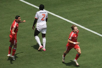 CHARLOTTE, NORTH CAROLINA - JUNE 24: Andreas Schjelderup #21 of SL Benfica celebrates scoring his team's first goal with Angel Di Maria #11 during the FIFA Club World Cup 2025 group C match between SL Benfica and FC Bayern München at Bank of America Stadium on June 24, 2025 in Charlotte, North Carolina.   Michael Reaves/Getty Images/AFP (Photo by Michael Reaves / GETTY IMAGES NORTH AMERICA / Getty Images via AFP)<!-- NICAID(16066569) -->