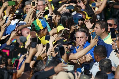 Brazil's former President Jair Bolsonaro (R) poses for a picture with supporters during a rally on Paulista Avenue in Sao Paulo, Brazil, on June 29, 2025. Former Brazilian President Jair Bolsonaro called on his supporters on Sunday to demonstrate in Sao Paulo in the name of "justice," as he faces the threat of spending several decades in prison for an alleged coup attempt. (Photo by Miguel SCHINCARIOL / AFP)Editoria: WARLocal: Sao PauloIndexador: MIGUEL SCHINCARIOLSecao: demonstrationFonte: AFPFotógrafo: STR<!-- NICAID(16069818) -->