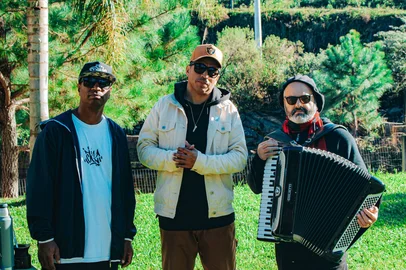 Artistas e educadores sociais caxienses DJ Hood (E), Chiquinho Divilas (C) e Rafael De Boni formam o grupo RAPajador.<!-- NICAID(16216920) -->