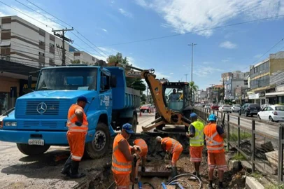 Obras de sondagem na Assis Brasil irão identificar vazamento em adutora para iniciar conserto que irá afetar abastecimento em dez bairros da zona norte <!-- NICAID(15383376) -->
