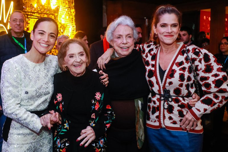Homenageadas do Festival de Cinema de Gramado, a atriz Alice Braga, ao lado de Laura Cardoso, a produtora executiva Lucy Barreto e a atriz Ingrid Guimarães.<!-- NICAID(15515131) -->