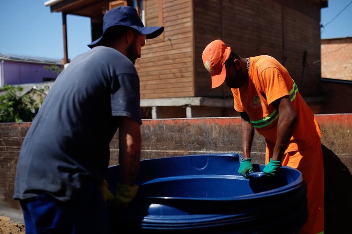 Equipes da Secretaria Municipal de Serviços Urbanos devem instalar as caixas d'água