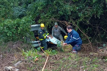 Homem sofre acidente e é resgatado 24 horas depois em área de mata, em Monte Belo do Sul <!-- NICAID(16055003) -->