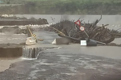 Ponte da Cooperação entre Caxias do Sul x Nova Petrópolis teve cabeceira levada pela força da água do rio<!-- NICAID(16062439) -->