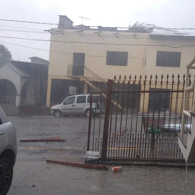 Temporal causa destelhamentos em casas, UBS, escola e clube em Fagundes Varela<!-- NICAID(15383759) -->